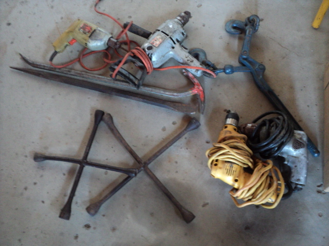 lot 65 image: lot of tools...