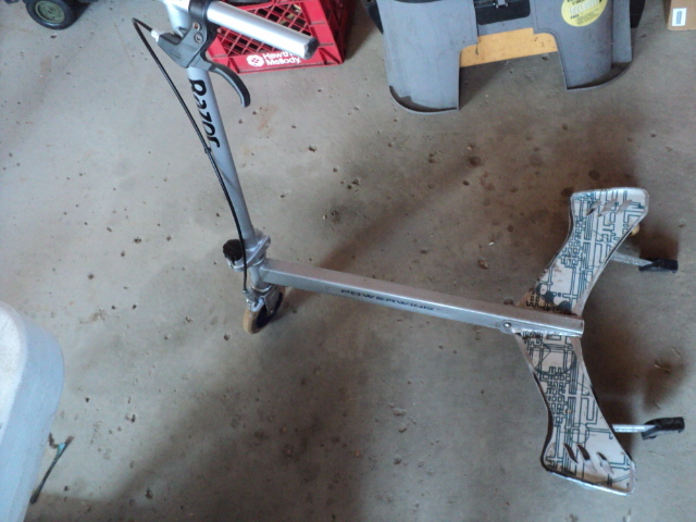 lot 77 image: Razor scooter...