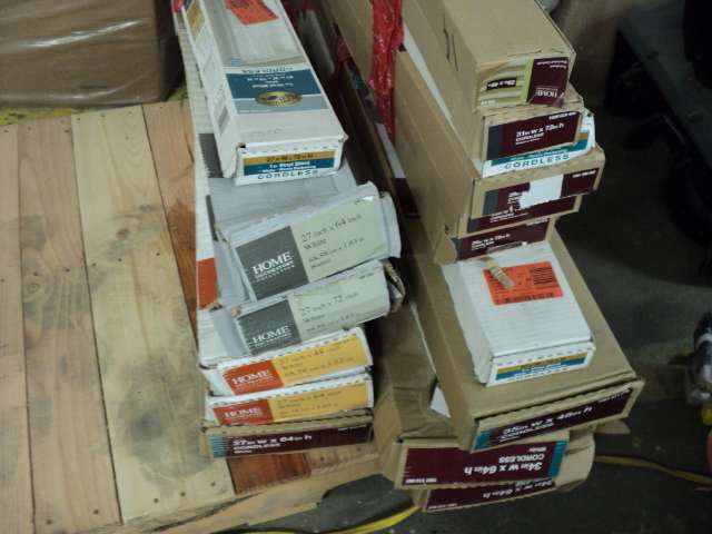 lot 113 image: 17 blinds various widths and length...