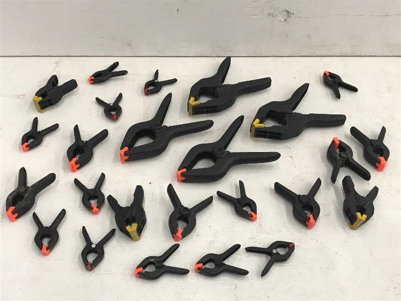 lot 43 image: Box Of Assorted Spring Clamps