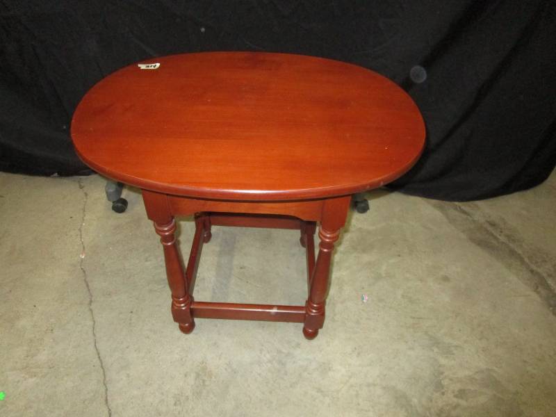 lot 3 image: Beautiful Side Table looks like Cherry Wood