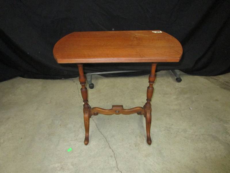 lot 4 image: Beautiful Antique Side Table in nice condition