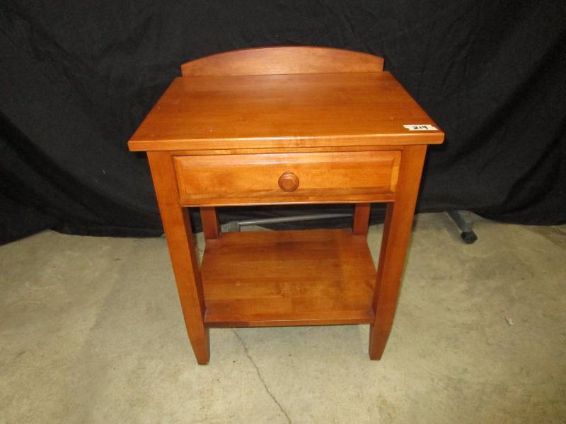 lot 5 image: Beautiful Side Table with a shelf underneath