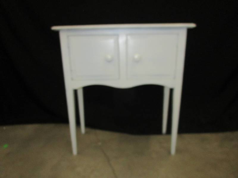 lot 11 image: Cute little table