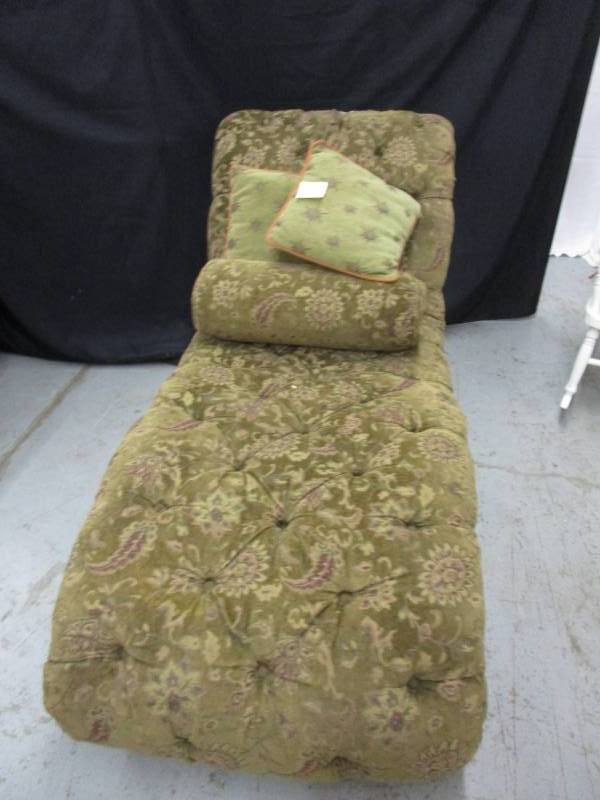 lot 22 image: Beautiful fainting couch with 3 pillows nice wood work
