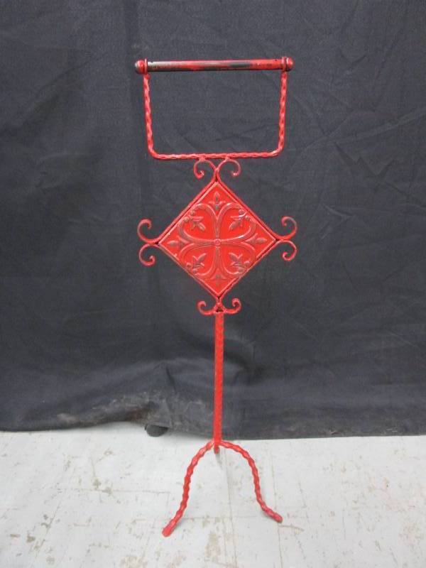 lot 30 image: Adoarable Metal Toilet Paper Holder