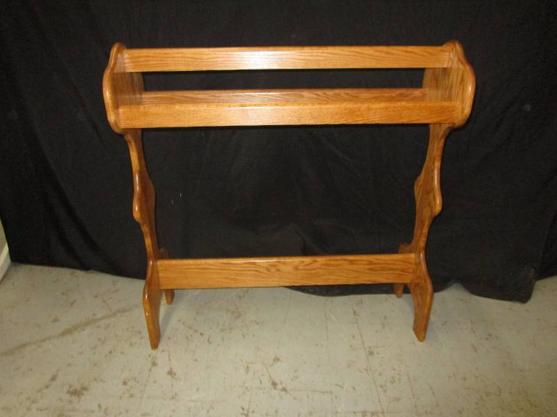 lot 31 image: Oak quilt rack