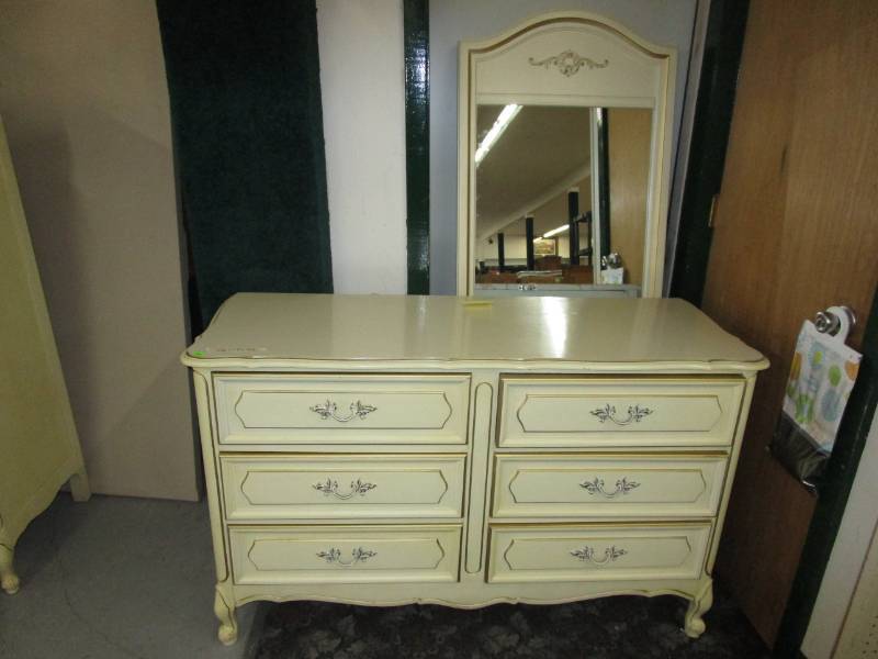 lot 35 image: Ivory and Gold 6 drawer Lingerie Chest 24 x 19 x 54
