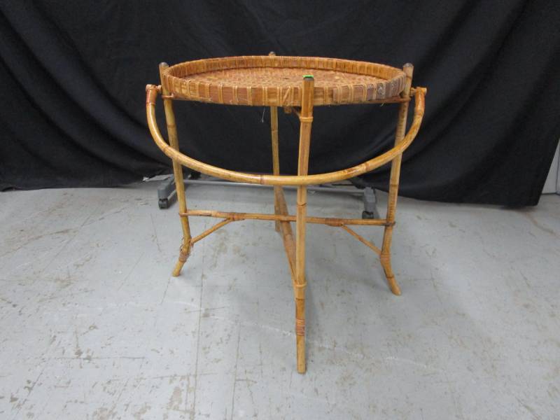 lot 37 image: Bamboo collapsible tray