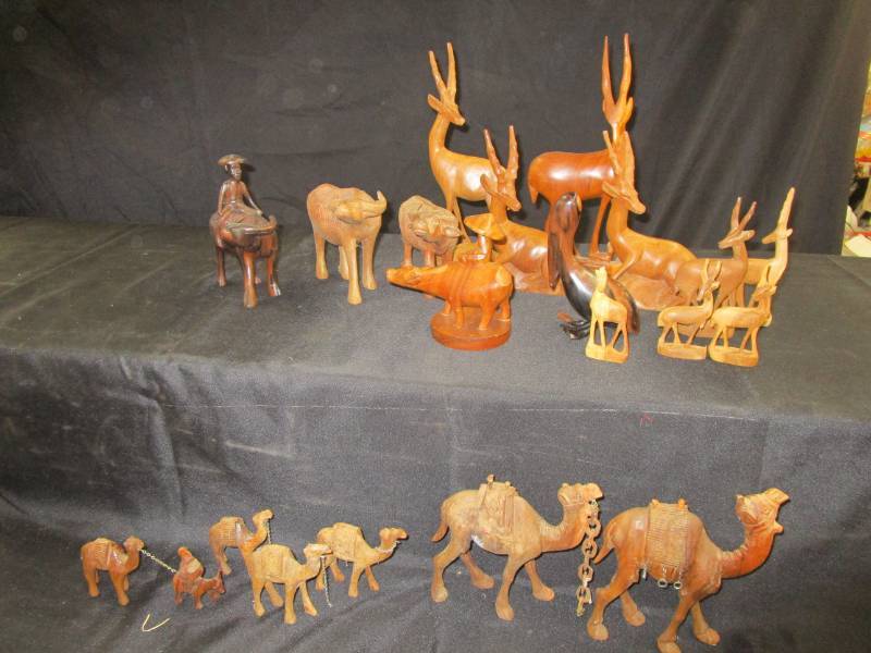 lot 43 image: 21 Hand carved animals