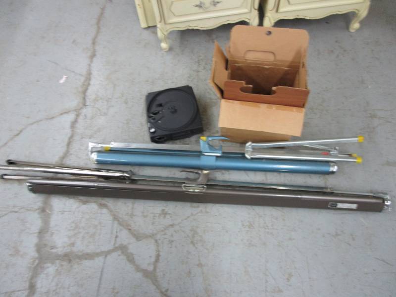 lot 51 image: Unused projector and medium and large projector screens