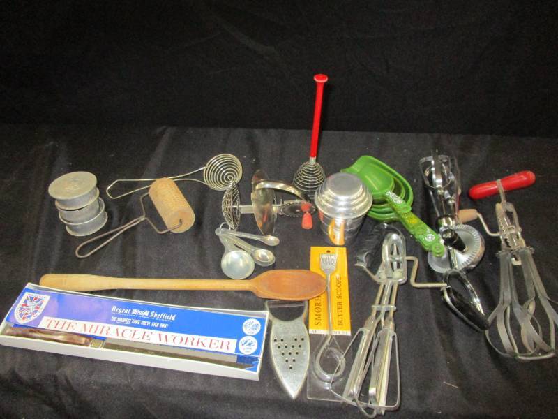 lot 63 image: Various utinsils