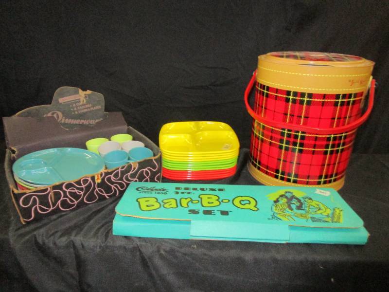 lot 66 image: Picnic items, old picnic set, picnic plates, barbq set