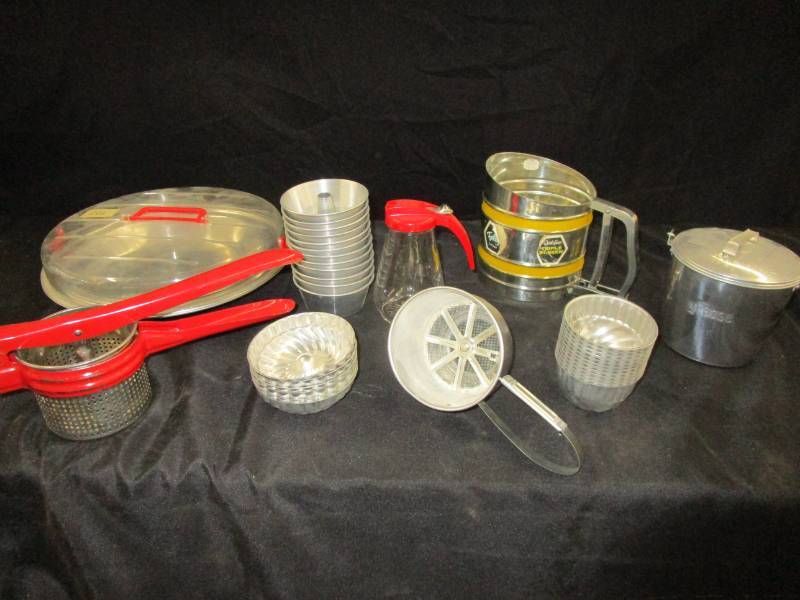 lot 72 image: old kitchen items