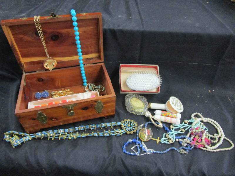 lot 74 image: Various Jewelry, dresser set