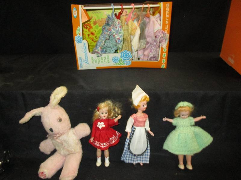 lot 87 image: Old doll clothes