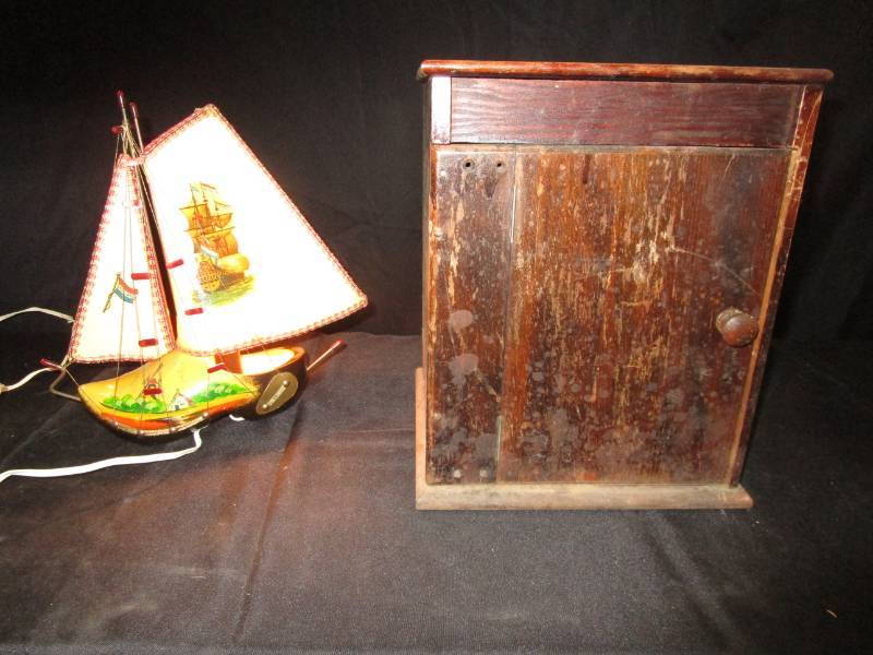 lot 90 image: Old wood box 10 10x 13 and 13 Holland clog lamp