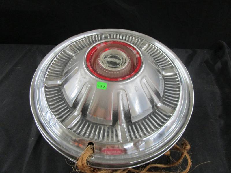 lot 123 image: 6 Hubcaps