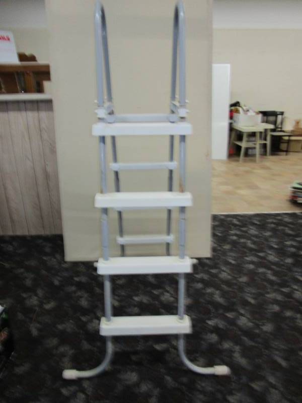 lot 128 image: Pool Ladder