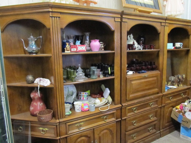 lot 1 image: 4 Piece Wall Unit Display Cabinet Shelf