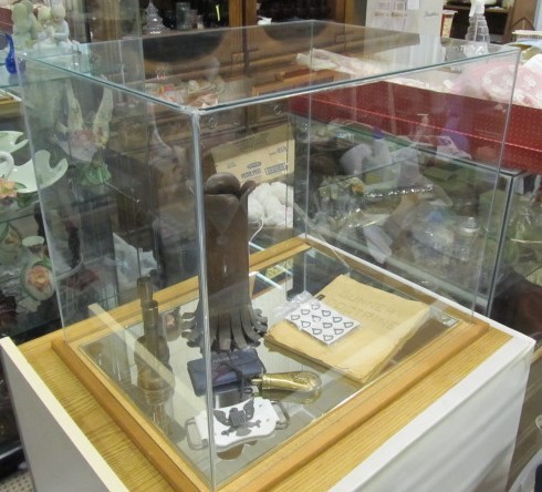 lot 7 image: Glass Table Top Display Case