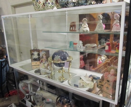 lot 9 image: Glass Display Cabinet