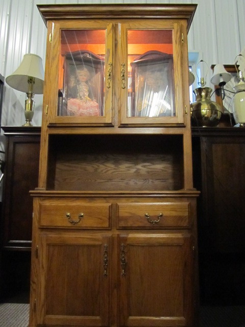 lot 14 image: Vintage Lighted Hutch