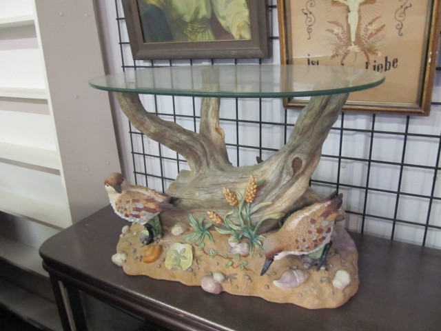 lot 32 image: 3D Wildlife wBirds Coffee Table
