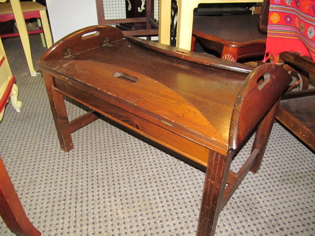 lot 35 image: Oval Wooden Coffee Table