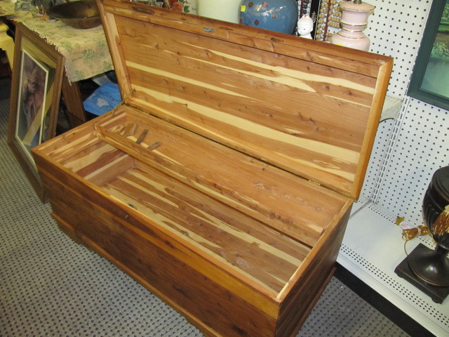 lot 37 image: Nice Vintage Cedar Chest