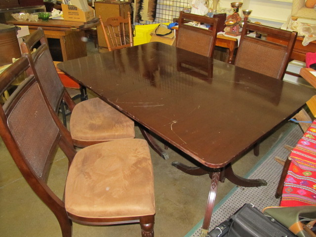 lot 38 image: Vintage Dining Table wChairs