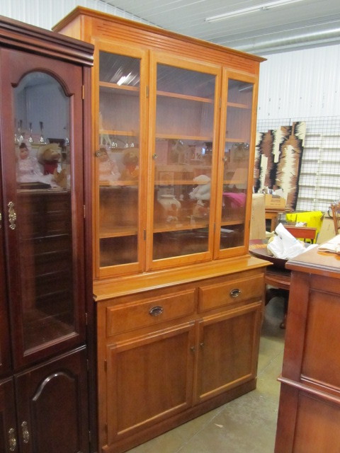 lot 42 image: Wooden China Cabinet Hutch