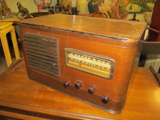 lot 45 image: Vintage Deco Tabletop Radio