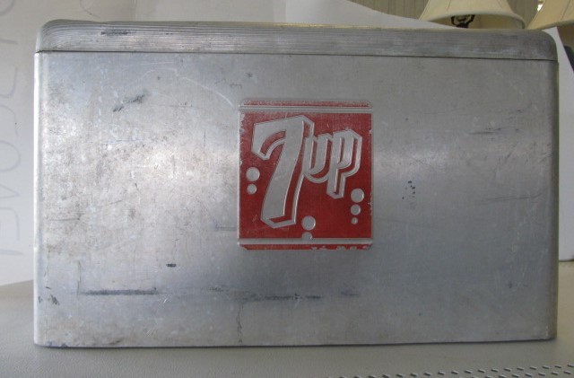 lot 52 image: Vintage 7UP Soda Advertising Metal Cooler