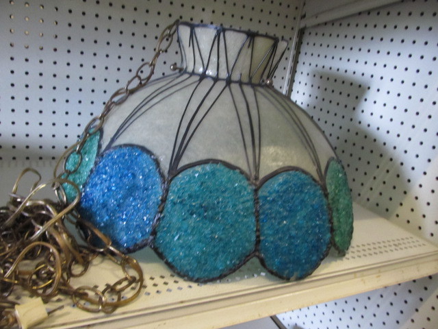 lot 61 image: Vintage Mid Century Fiberglass Pendant Lamp