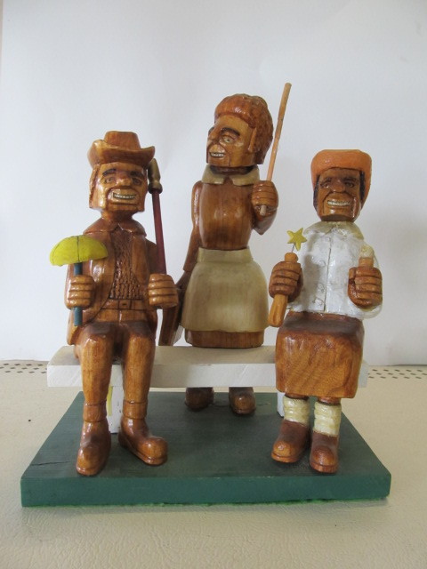 lot 67 image: Vintage Folk Art Carved Figures