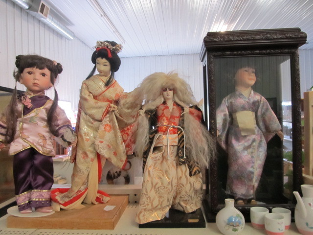 lot 80 image: Group of Large Quality Oriental Nishi etc Dolls