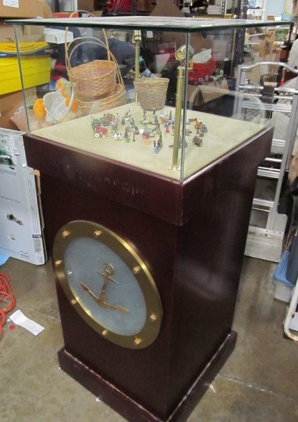 lot 84 image: Retail Glass Top Display Stand