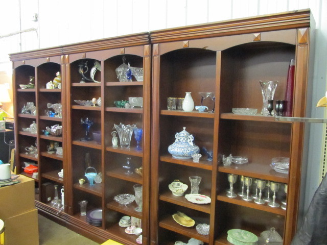 lot 88 image: Large 3-Piece Lighted Display Shelf Set
