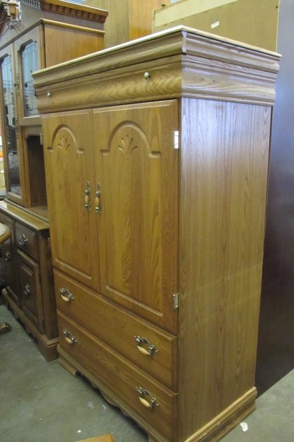 lot 93 image: Wooden Wardrobe wDrawer