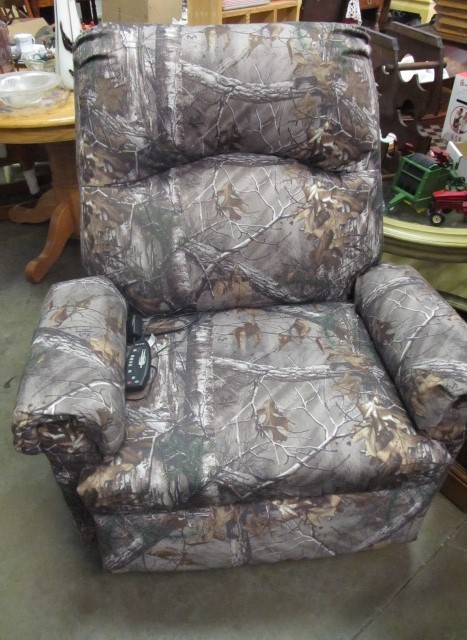 lot 95 image: Working REALTREE Camouflage Massaging Recliner Chair