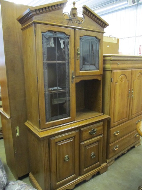 lot 96 image: Wooden China Cabinet Hutch