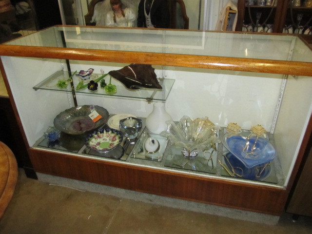 lot 98 image: Retail Glass Display Case