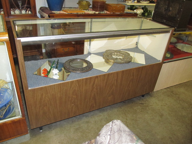 lot 99 image: Retail Glass Display Case