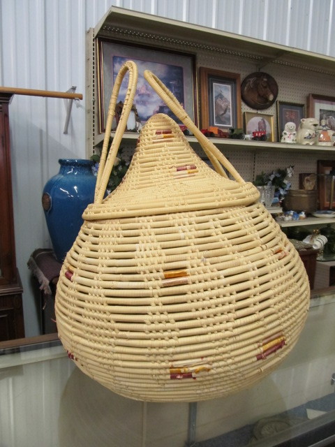 lot 100 image: Very Nice LARGE Woven Round Basket wCone Lid