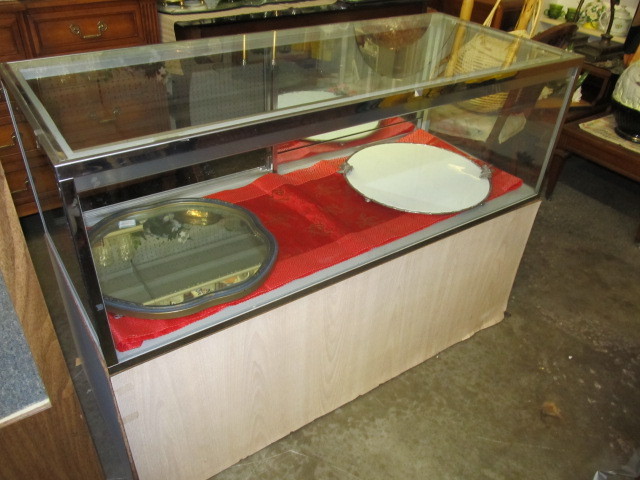 lot 101 image: Retail Glass Display Case