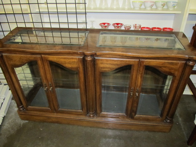 lot 117 image: Glass Top Sofa Table Display Cabinet