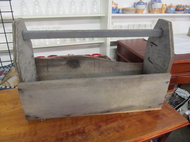 lot 118 image: Primitive vintage Tool Carrier