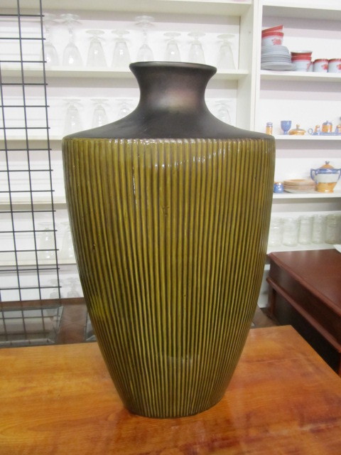 lot 126 image: LARGE 28 Decorative Pottery Vase