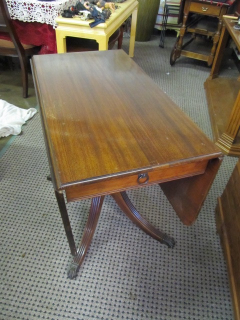 lot 71 image: Nice Vintage 1940s Drop Leaf Mahogany Table